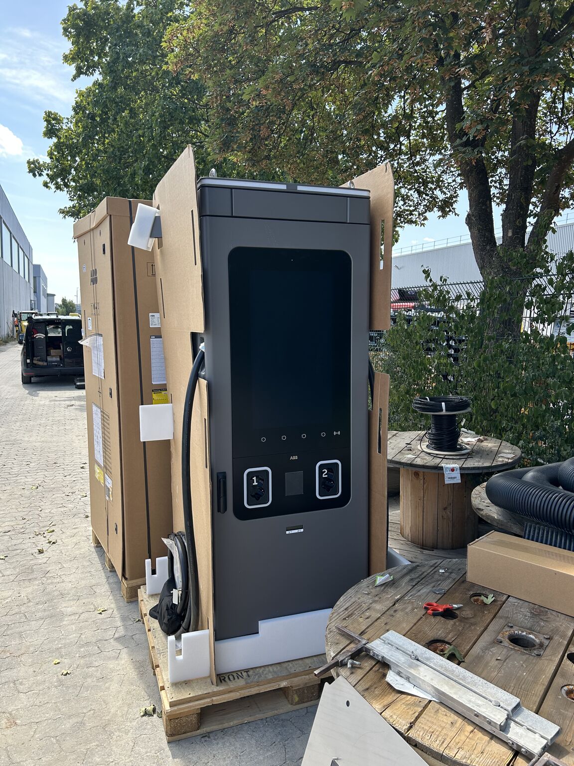 ABB A400 Schnellladesäule mit 400 kW am Standort Dieselstraße 29 in Eching